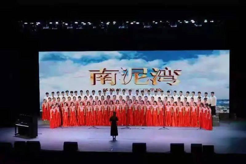 沙滩游玩的女孩们